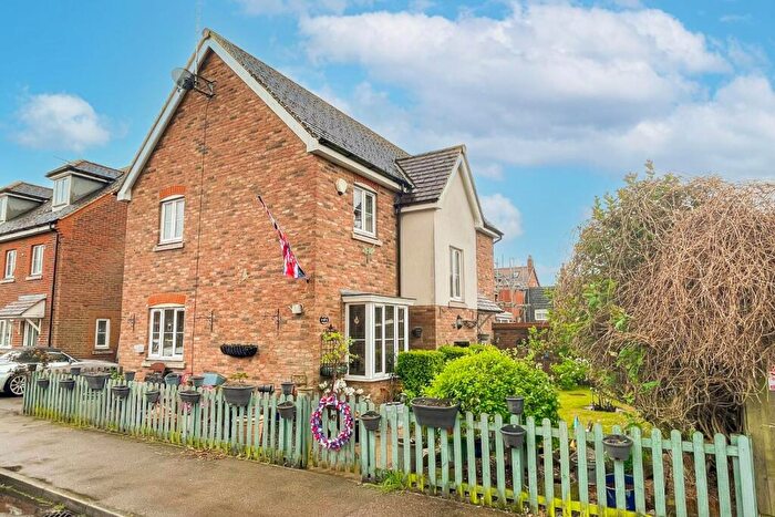 4 Bedroom Link Detached House For Sale In Manor Avenue, Hockliffe, LU7