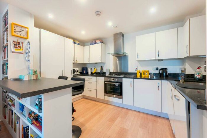 2 Bedroom Flat To Rent In Flowers Close, Gladstone Park, London, NW2