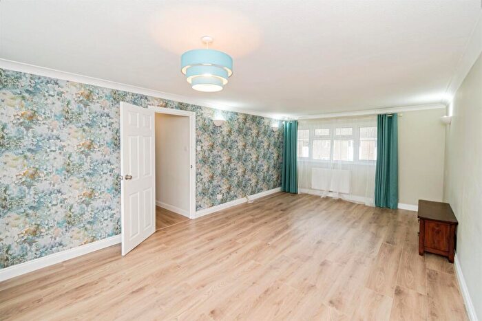 3 Bedroom Apartment For Sale In Chambers Avenue, Romsey, SO51