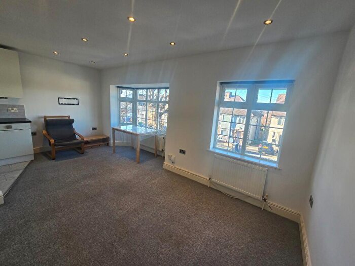 2 Bedroom Flat To Rent In Selborne Gardens, London, NW4