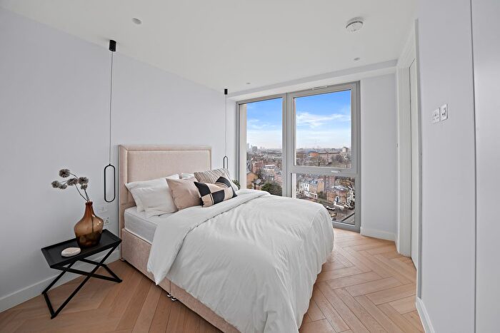 3 Bedroom Flat To Rent In Maple Path, London, E5