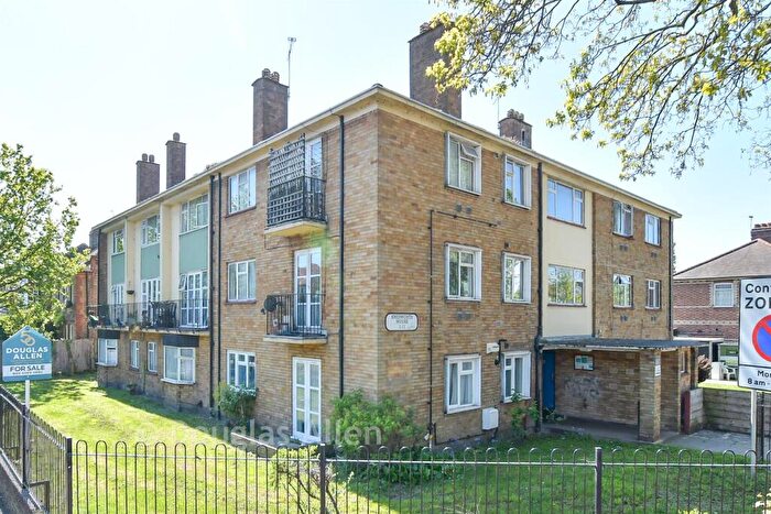 2 Bedroom Apartment For Sale In Chingford Road, Walthamstow, E17