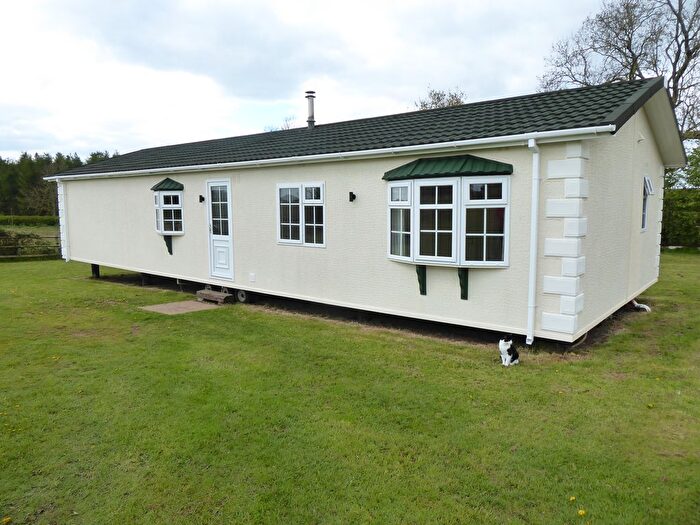 3 Bedroom Mobile/park Home For Sale In Tamworth Road, Lichfield, WS14