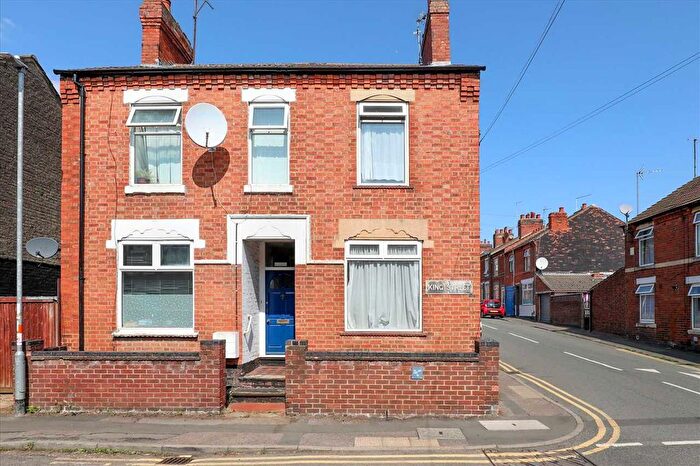 2 Bedroom End Of Terrace House To Rent In King Street, Kettering, NN16