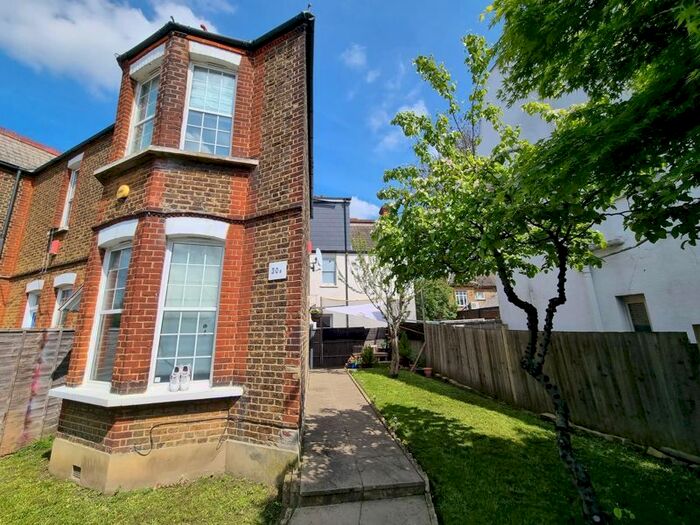 2 Bedroom Flat To Rent In Estreham Road, London, SW16