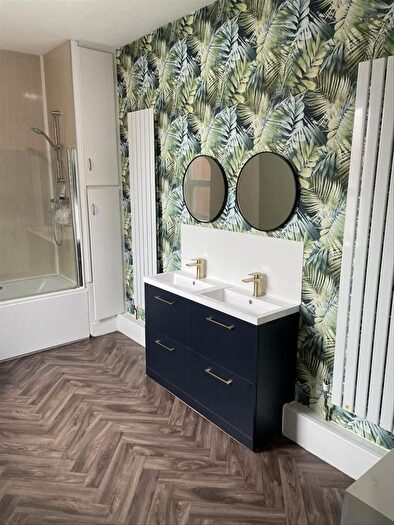 4 Bedroom Semi-Detached House To Rent In Tomlinson Road, Ashton-on-Ribble, Preston, PR2