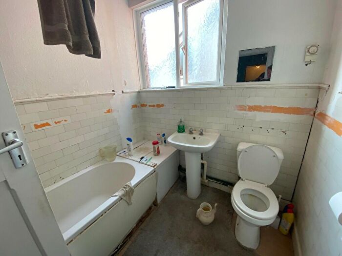 3 Bedroom Flat For Sale In Bargates, Christchurch, Dorset, BH23