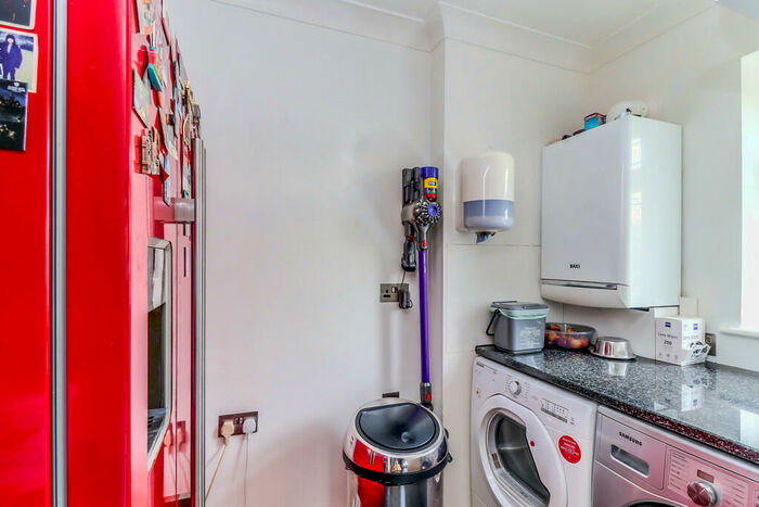 4 Bedroom Chalet For Sale In Osborne Road, Bowers Gifford, SS13