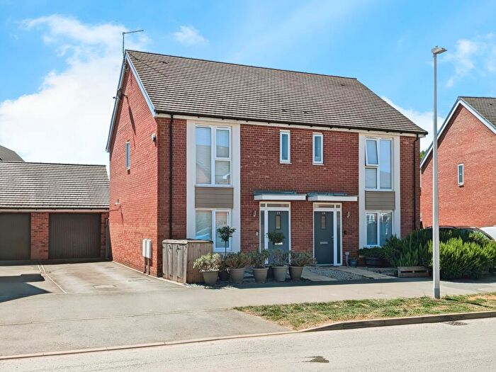 3 Bedroom Semi-Detached House For Sale In Chestnut Avenue, Stratford-upon-avon, CV37