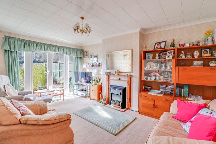 2 Bedroom Chalet For Sale In Lewes Way, Benfleet, SS7