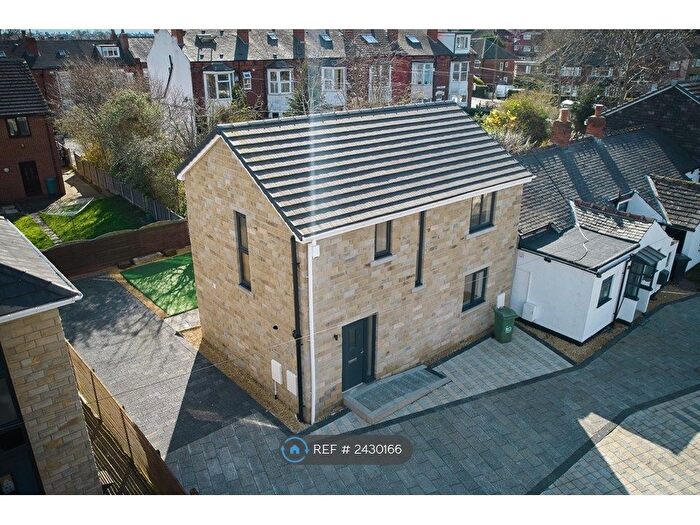 3 Bedroom Detached House To Rent In The Bungalows, Leeds, LS15