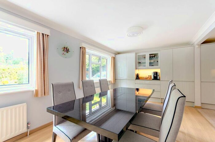 5 Bedroom Detached House For Sale In Mark Way, Godalming, GU7