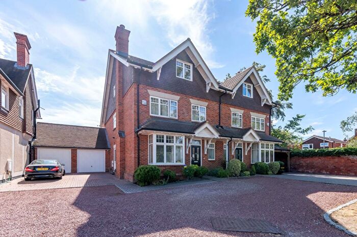 4 Bedroom Semi Detached House For Sale In Easthampstead Road, Wokingham, RG40