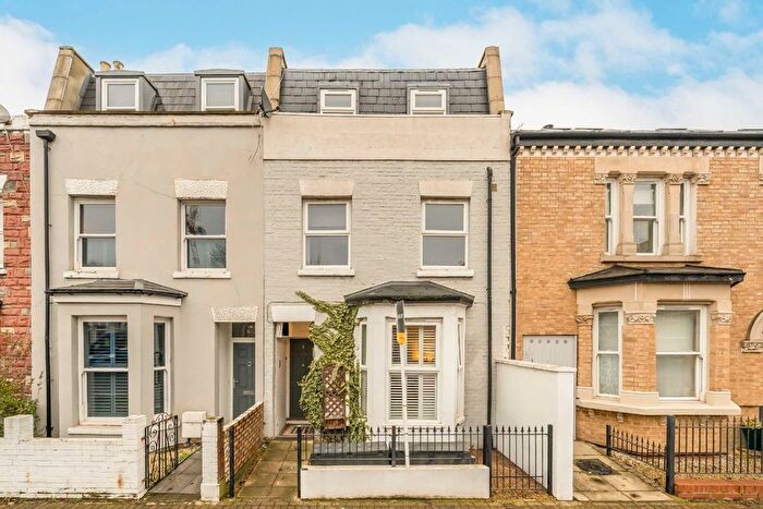 3 Bedroom Flat To Rent In Garratt Lane, London, SW17