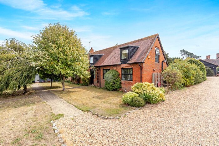 5 Bedroom Semi-detached House For Sale In Buckingham Road, Weedon, HP22
