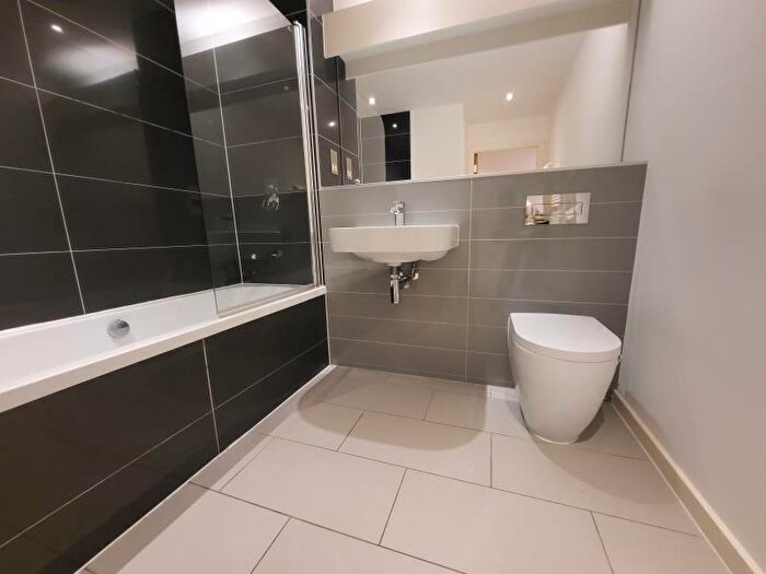 2 Bedroom Apartment To Rent In Apt . :: Ice Plant, M4