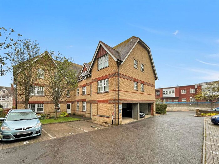 2 Bedroom Flat For Sale In Melcombe Avenue, Weymouth, DT4