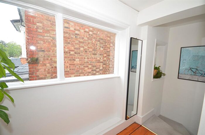2 Bedroom Flat To Rent In Dukes Avenue, London, N10