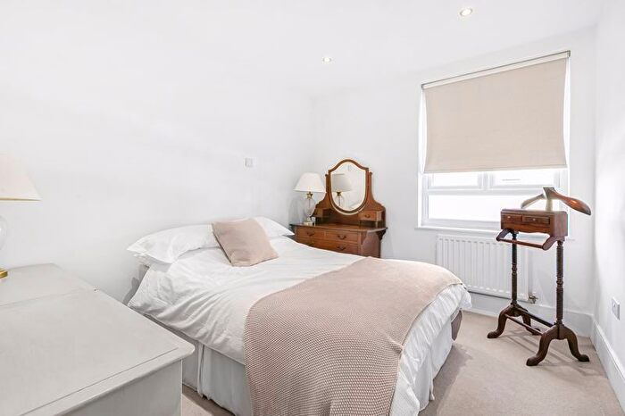 2 Bedroom Flat For Sale In Mead Lane, Hertford, SG13