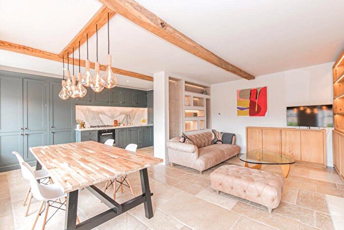 2 Bedroom Flat To Rent In Market Place, OX20