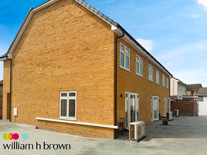 3 Bedroom Terraced House To Rent In Rainham Road, Rainham, RM13