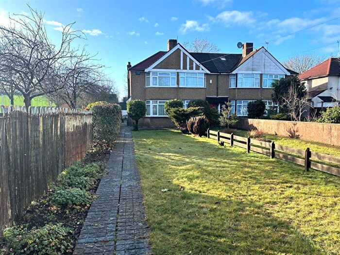 2 Bedroom End Of Terrace House For Sale In Uxbridge Road, Feltham, TW13