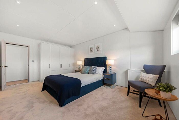 2 Bedroom House Boat To Rent In Cheyne Walk, Chelsea Harbour, London, SW10