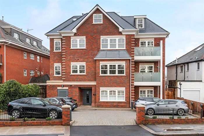 3 Bedroom Apartment For Sale In The Lawns, Chase Side, Southgate, N14