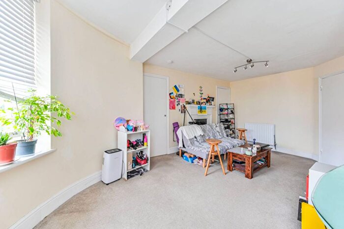 1 Bedroom Flat To Rent In Kennington Park Road, Kennington, London, SE11