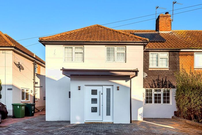 4 Bedroom Semi-Detached House To Rent In Hawthorn Way, Upper Halliford, Shepperton TW17