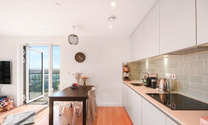 2 Bedroom Flat To Rent In Mapleton Crescent, Wandsworth, London, SW18