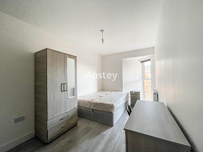 2 Bedroom Flat To Rent In Portswood Road - Gold, Southampton, SO17