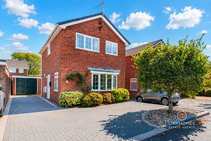 3 Bedroom Detached House For Sale In Rowbarrow Close, Poole, BH17