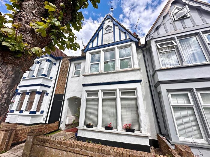1 Bedroom Flat To Rent In Leigh Hall Road, Leigh-On-Sea, Essex, SS9