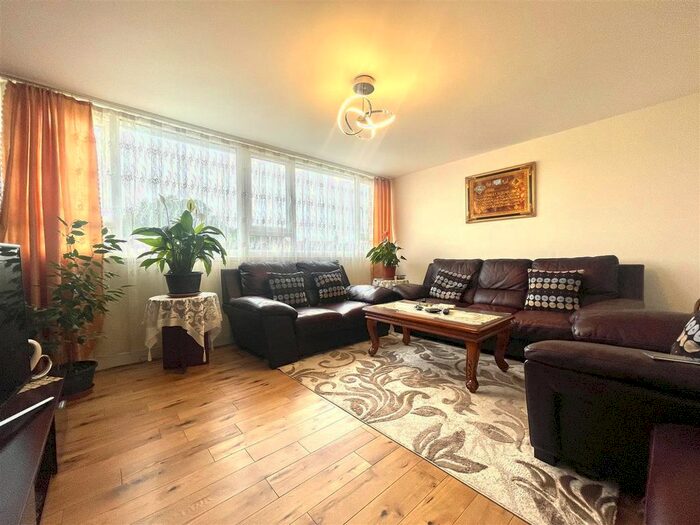 2 Bedroom Flat To Rent In South Street, Enfield, EN3