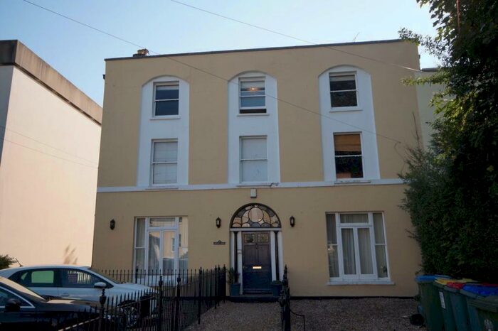 1 Bedroom Flat To Rent In Town Centre, GL53