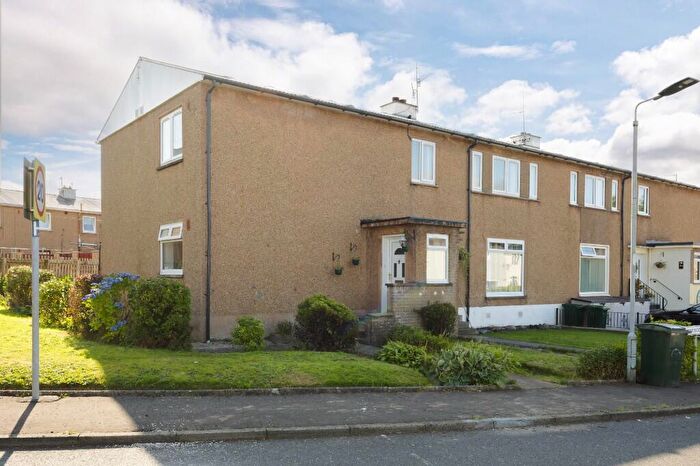 3 Bedroom Flat To Rent In Kirkton Crescent, G82