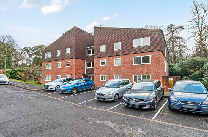 2 Bedroom Apartment For Sale In Court Gardens, Camberley, Surrey, GU15