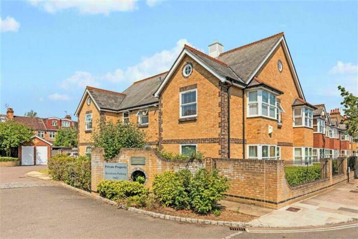 1 Bedroom Flat To Rent In Dovecote Gardens, Mortlake, SW14