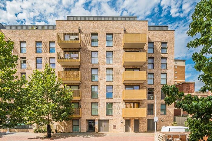 2 Bedroom Flat For Sale In Selbourne Avenue, Hounslow, TW3