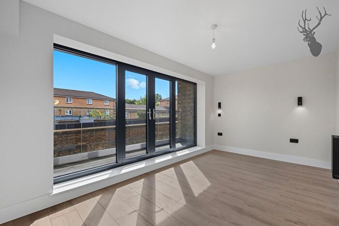 3 Bedroom Flat To Rent In Glebe Road, Dalston, E8