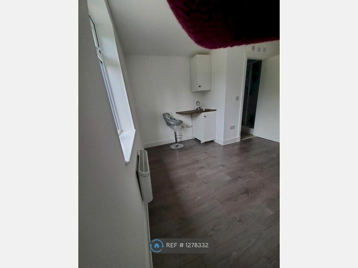 Studio To Rent In Foxholt Gardens, London NW10