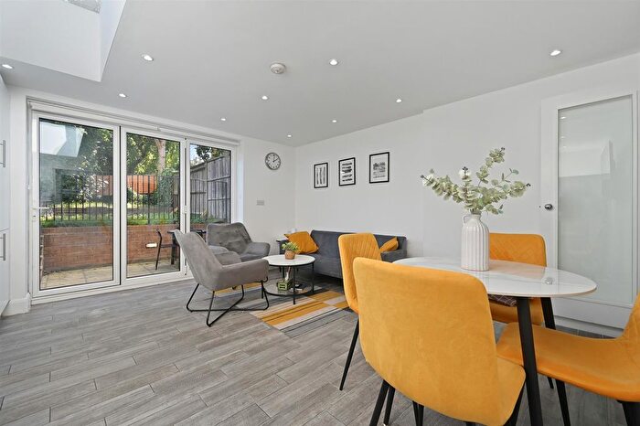 2 Bedroom Flat For Sale In Chaucer Road, London, W3
