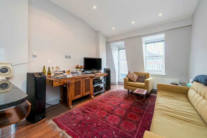 2 Bedroom Flat To Rent In Weymouth Mews, London, W1G
