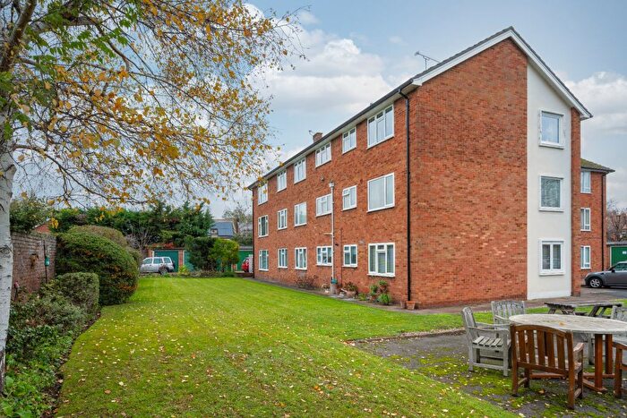 2 Bedroom Flat For Sale In Chertsey Road, Shepperton, Surrey, TW17