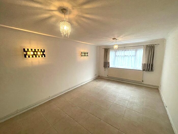 2 Bedroom Flat To Rent In Cranborne Close, Potters Bar, EN6