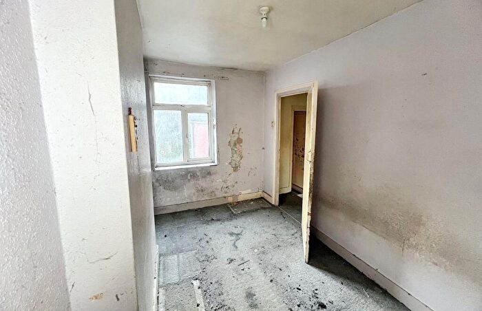3 Bedroom Terraced House For Sale In Chamberlain Road, Chatham, Kent, ME4