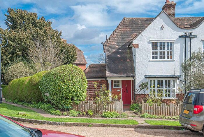 2 Bedroom End Of Terrace House For Sale In Rookfield Avenue, London, N10