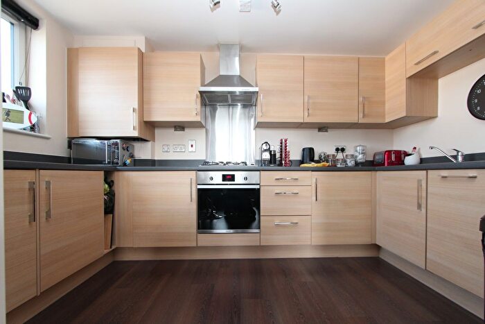 2 Bedroom Flat To Rent In Lankaster Gardens, London, N2