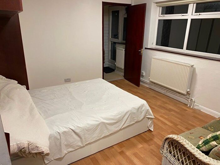 Studio To Rent In Sutton Avenue, Slough, SL3